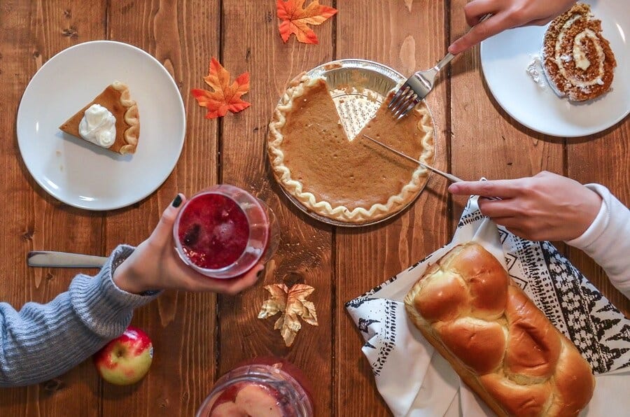 Table remplie de mets pour Thanksgiving
