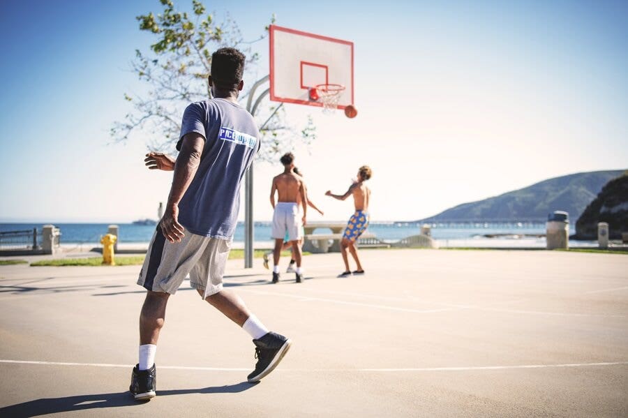 joueurs de basketball lors d'un match