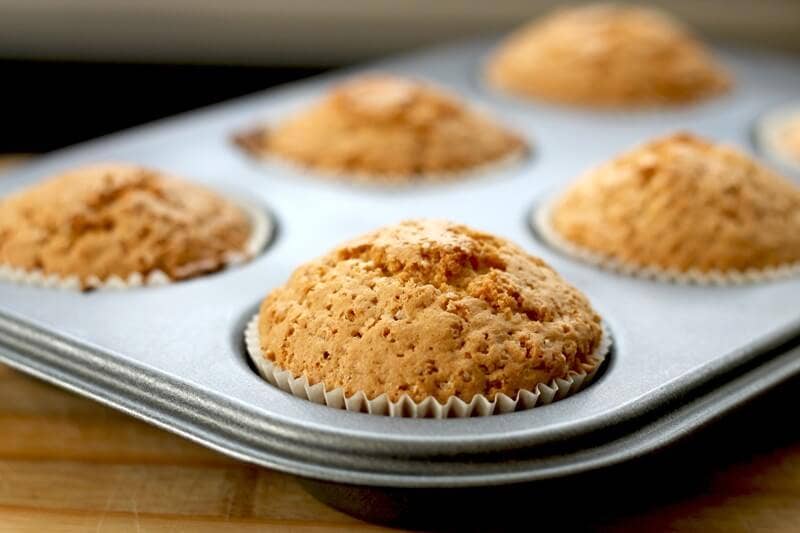 muffins natures sur plaque de cuisson